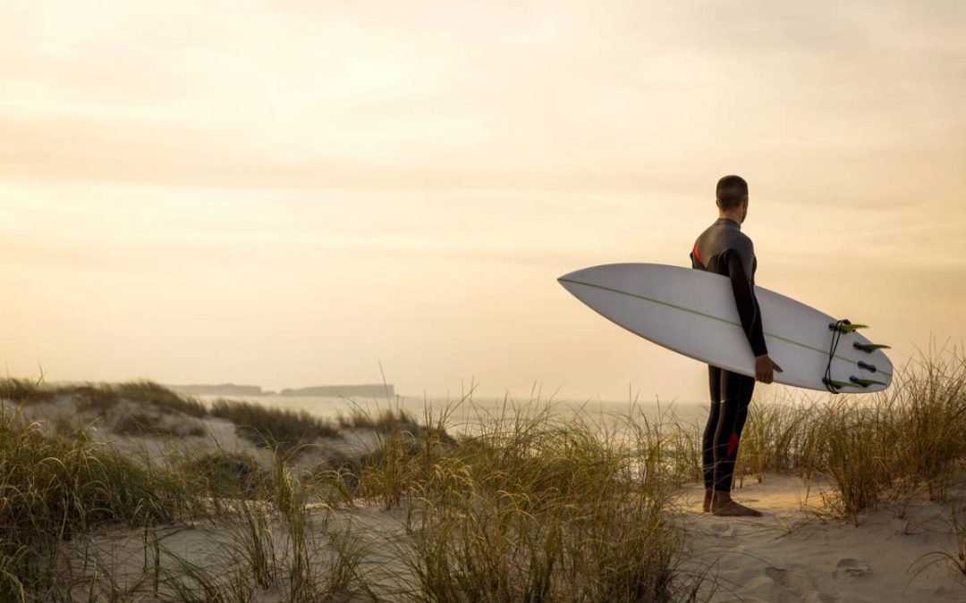 Surf : comment transporter votre planche facilement jusqu’à la plage ?
