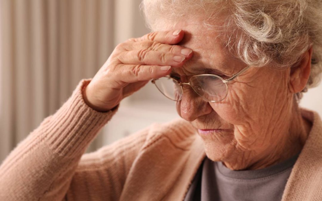 Une personne atteinte d’Alzheimer peut-elle continuer à vivre seule chez elle ?